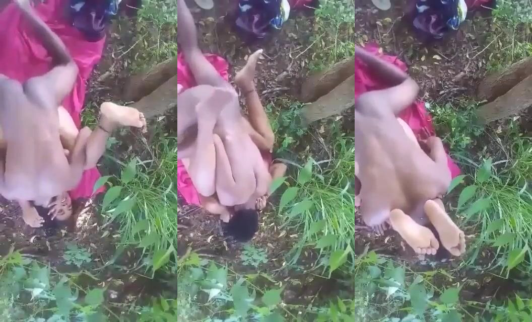 
                                          Desi collage lover jungel mai mangal karte hue
                                      