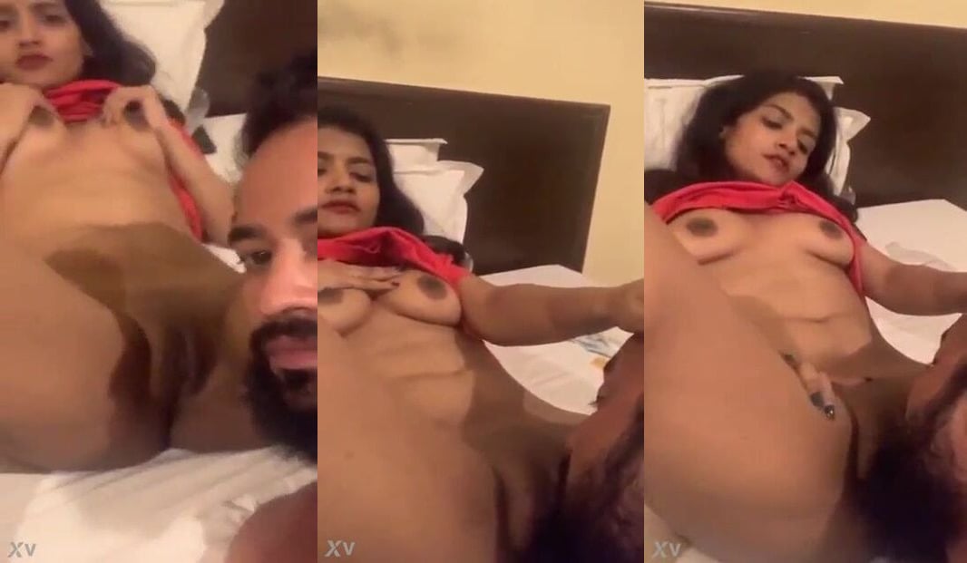 
                                          Hotelroom mai lejaake apni girlfriend ki chikni chut ko chaataa
                                      