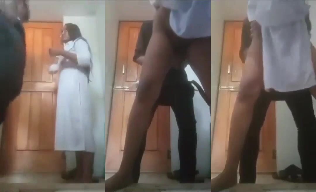 
                                          Class bunk maar chudne aai college girl ki chudai kiya standing pose mai
                                      