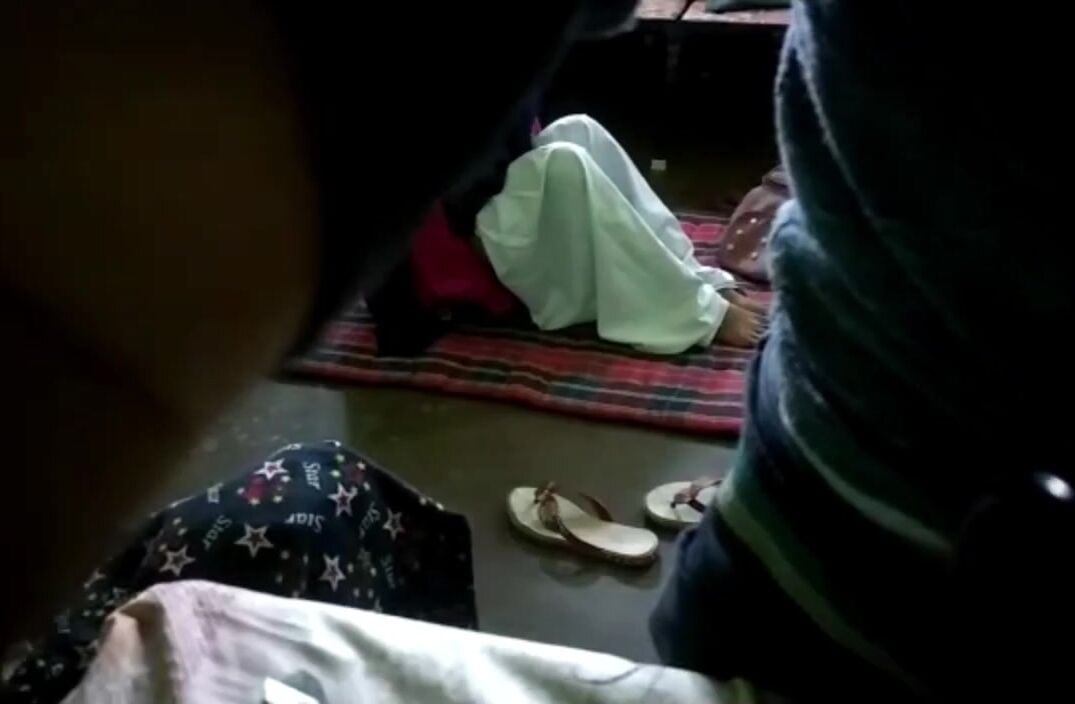 
                                          Pahli baar kuwari bahan ki chudai kar uska seal break kiya
                                      